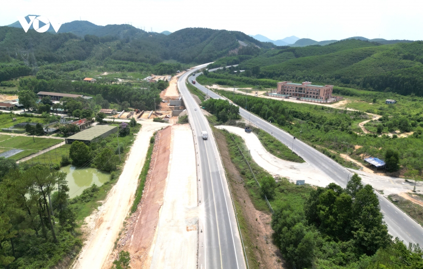 Đề xuất tạm dừng khai thác cao tốc Cam Lộ - La Sơn vào ban đêm để phục vụ thi công